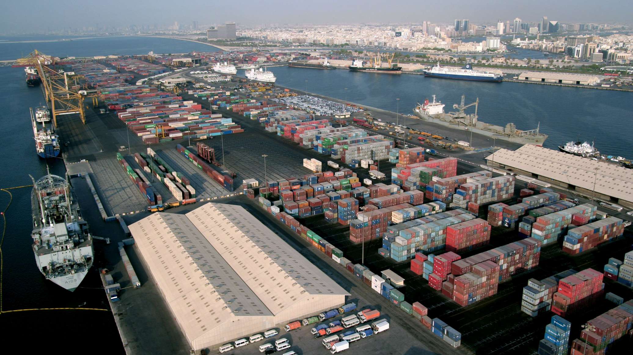 الحكومة: سلع وأدوية بـ1.3 مليار$ في الموانئ وخطة للإفراج عنها
