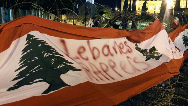 احتجاجات بيروت بعد إعلان استقالة سعد الحريري من منصب رئيس الحكومة اللبنانية، 29 أكتوبر 2019 - سبوتنيك عربي