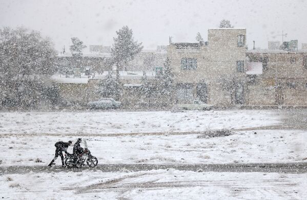 صورة بعنوان دراجة نارية تحت الثلج، للمصور علي باغيري، الحائز على جائزة YWPotY runner-up (تحت السن 17 عاما)  في مسابقة مصوِّر الطقس لعام 2019 (إيران) - سبوتنيك عربي