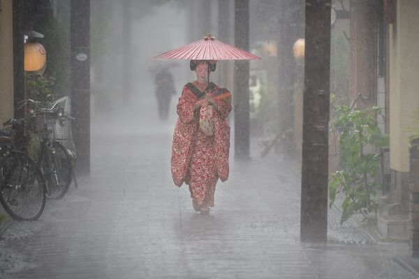 صورة بعنوان سقوط المطر، للمصور باتريك هوشنر، المؤهل إلى التصفيات النهائية لمسابقة مصوِّر الطقس لعام 2019 (اليابان) - سبوتنيك عربي