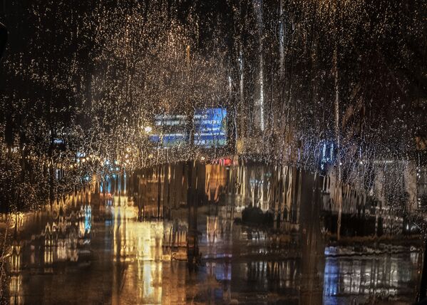 صورة بعنوان مطر في المدينة، للمصور كريستين هولت، المؤهلة إلى التصفيات النهائية لمسابقة مصوِّر الطقس لعام 2019 (الصورة في مدينة ممفيس، الولايات المتحدة) - سبوتنيك عربي