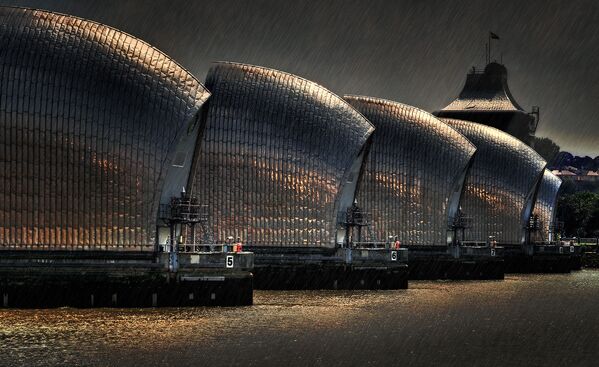 صورة بعنوان حواجز العواصف الممطرة، للمصور بريان ميشيل دينتون، المؤهل إلى التصفيات النهائية لمسابقة مصوِّر الطقس لعام 2019 (الصورة في لندن، إنجلترا) - سبوتنيك عربي