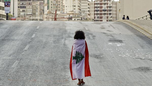 فتاة لبنانية تلتحف بعلم بلدها بالقرب من ساحة الشهداء بعد الاعتداء على الاعتصام  - سبوتنيك عربي