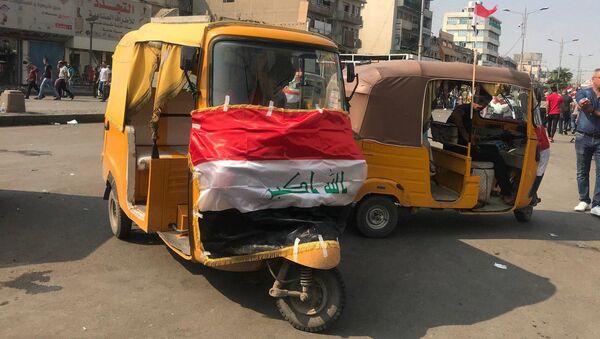 التك تك وسط مظاهرات العراق، 30 أكتوبر 2019 - سبوتنيك عربي