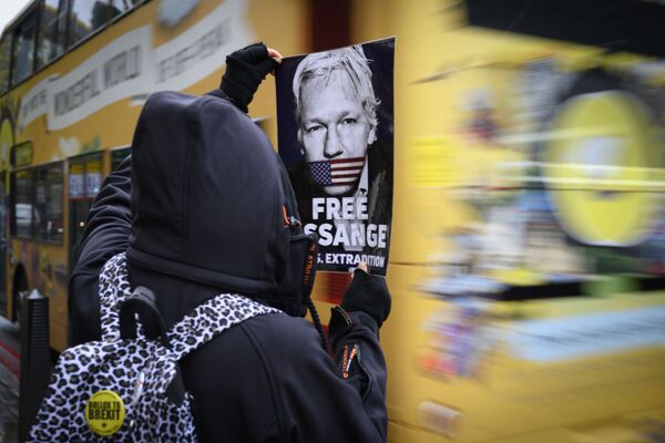 فعالية تضامنية مع مؤسس موقع ويكيليكس جوليان أسانج، الذي مثّل أمام محكمة ويستمنستر البريطانية الجزئية للحكم عليه بشأن طلب تسليمه للولايات المتحدة الأمريكية بناءً على طلبها، في لندن، 21 أكتوبر 2019 - سبوتنيك عربي