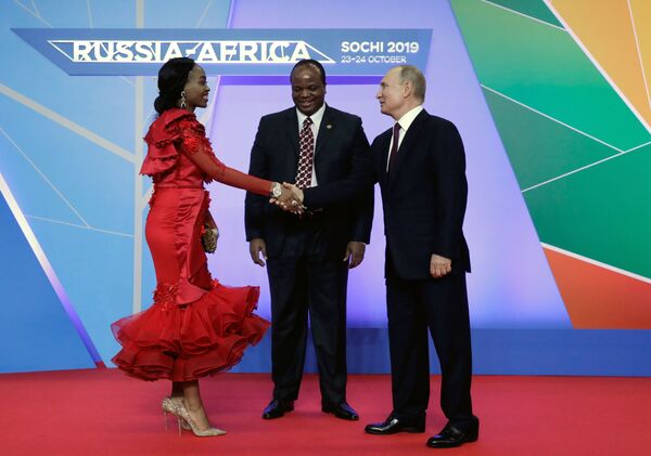 الرئيس الروسي فلاديمير بوتين يرحب بالملك مسواتي الثالث لمملكة إسواتيني جنوب أفريقيا، في قمة روسيا - أفريقيا في مدينة سوتشي الروسية - سبوتنيك عربي
