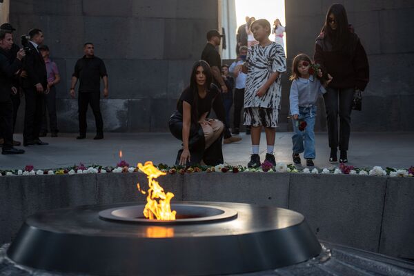  نجمة تلفزيون الواقع، عارضة الأزياء الأمريكية، كيم كارداشيان تضع أكاليل الزهور في مجمع النصب التذكاري تسيتسيرناكابيرد (مخصص لضحايا الإبادة الجماعية للأرمن) خلال زيارة إلى أرمينيا، 8 أكتوبر 2019 - سبوتنيك عربي