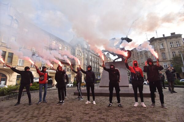 محتجون أثناء مظاهرة ضد اجراءات الشرطة التعسفية ضد المواطنين، في لفيف، أوكرانيا - سبوتنيك عربي