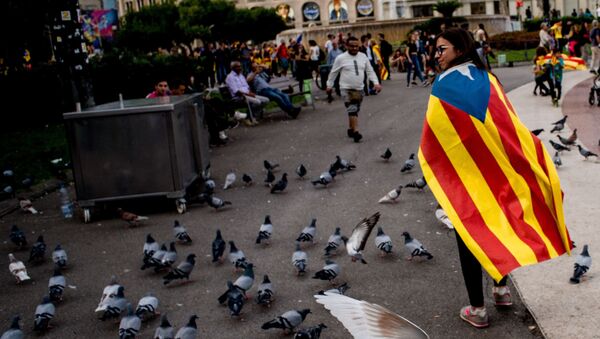 امرأة في احتجاجات برشلونة المؤيدة لاستقلال إقليم كتالونيا واحتجاجا على حكم بسجن 9 من قادة الانفصال، إسبانيا 18 أكتوبر 2019 - سبوتنيك عربي