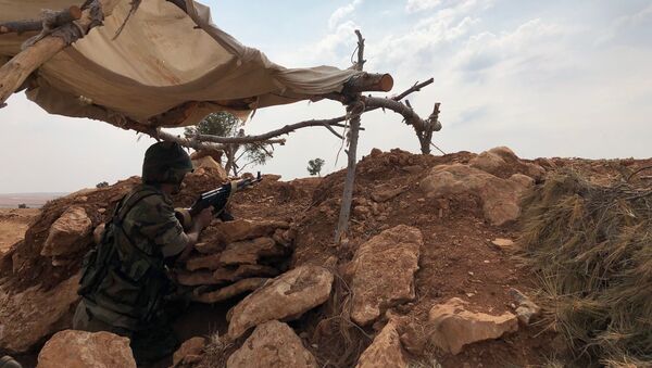 أحد جنود الجيش السوري على خط دفاعي في شمال غرب منطقة منبج في سوريا - سبوتنيك عربي
