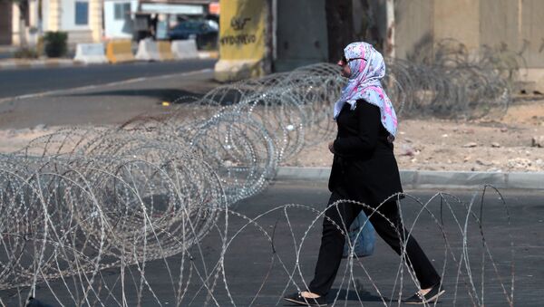 مواطنة عراقية تسير في أحد شوارع بغداد، العراق - سبوتنيك عربي