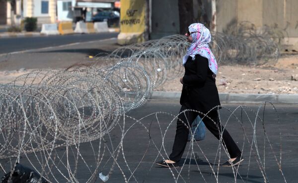 مواطنة عراقية تسير في أحد شوارع بغداد، العراق - سبوتنيك عربي