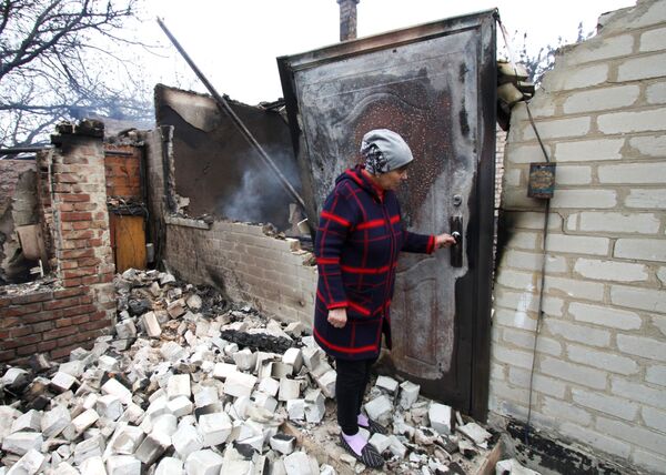 منزل على مشارف حي بتروفسكي في دونيتسك، محترق من إصابة مباشرة بقذيفة أثناء القصف، أوكرانيا - سبوتنيك عربي