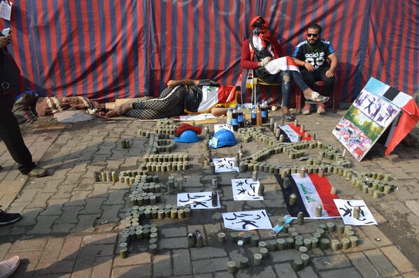 عاش العراق - عبارة كتبها المتظاهرون بالقنابل الدخانية والغاز المسيل بالدموع التي ألقيت عليهم في ساحة التحرير - سبوتنيك عربي