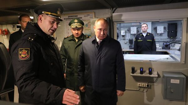بوتين يتفقد سفينة عسكرية قيد الإنشاء في مصنع يانتار - سبوتنيك عربي