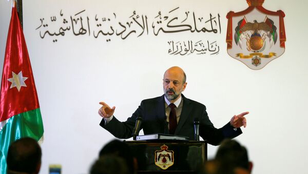 رئيس الوزراء الأردني عمر الرزاز يتحدث إلى وسائل الإعلام خلال مؤتمر صحفي عُقد في عمان - سبوتنيك عربي