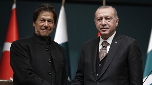 الرئيس التركي رجب طيب أردوغان ورئيس الوزراء الباكستاني عمران خان - سبوتنيك عربي