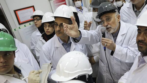 علي أكبر صالحي رئيس منظمة الطاقة النووية الإيرانية يتحدث مع وسائل الإعلام أثناء زيارته لمرفق تخصيب نطنز وسط إيران - سبوتنيك عربي