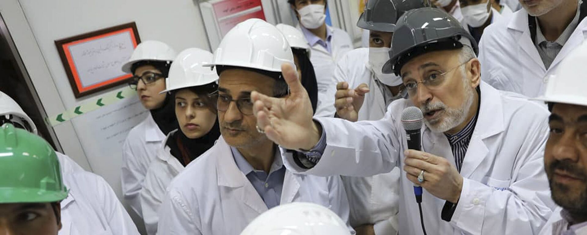 علي أكبر صالحي رئيس منظمة الطاقة النووية الإيرانية يتحدث مع وسائل الإعلام أثناء زيارته لمرفق تخصيب نطنز وسط إيران - سبوتنيك عربي, 1920, 18.04.2021