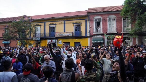 معارضون للرئيس البوليفي إيفو موراليس في مواجهة ضباط الشرطة  - سبوتنيك عربي