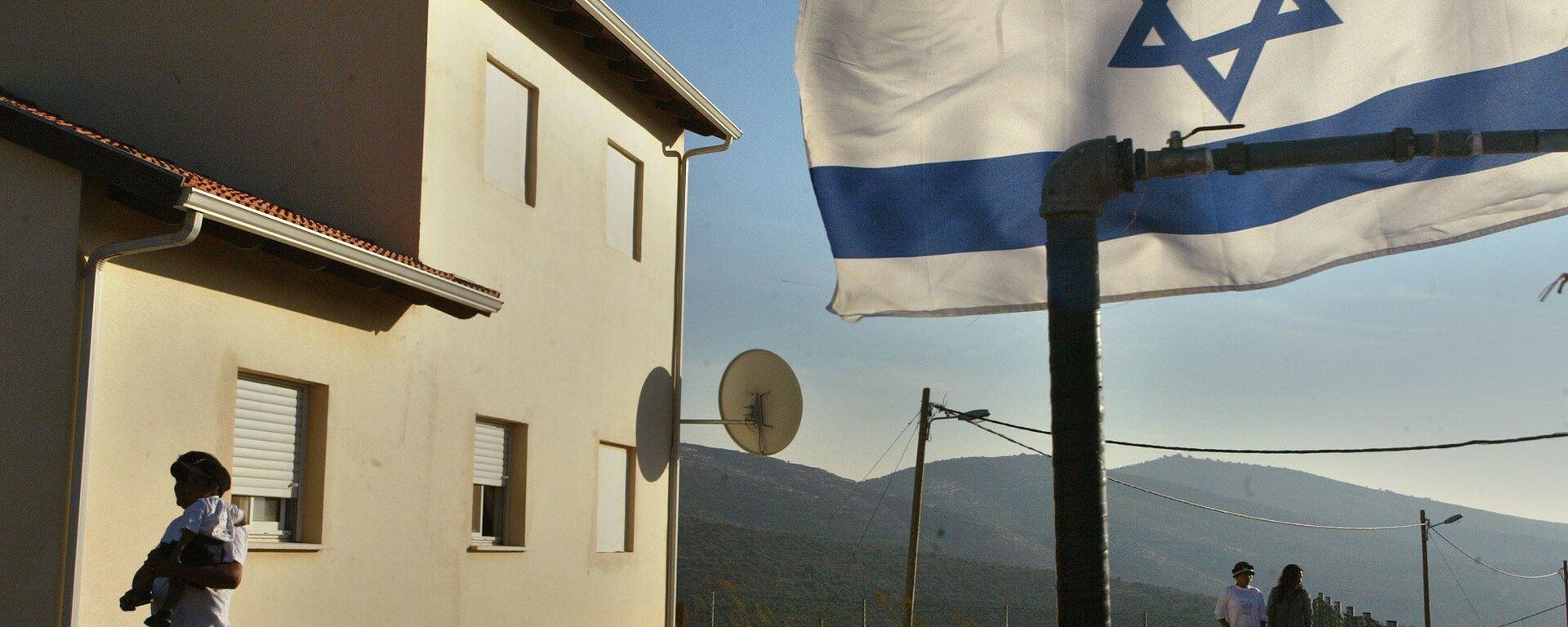 علم إسرائيلي يرفرف بالقرب من الفناء الأمامي لأحد المنازل على حافة مستوطنة ريحليم بالقرب من مدينة نابلس بالضفة الغربية - سبوتنيك عربي, 1920, 07.12.2021