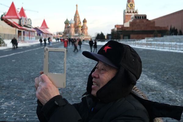 سائح يلتقط صورة على الساحة الحمراء في موسكو - سبوتنيك عربي