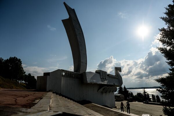 سياح يلتقطون صورا على خلفية نصب تذكاري لاديا على ضفة نهر في سامارا الروسية - سبوتنيك عربي