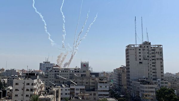 دخان ناتج عن صواريخ أطلقت من غزة تجاه إسرائيل - سبوتنيك عربي