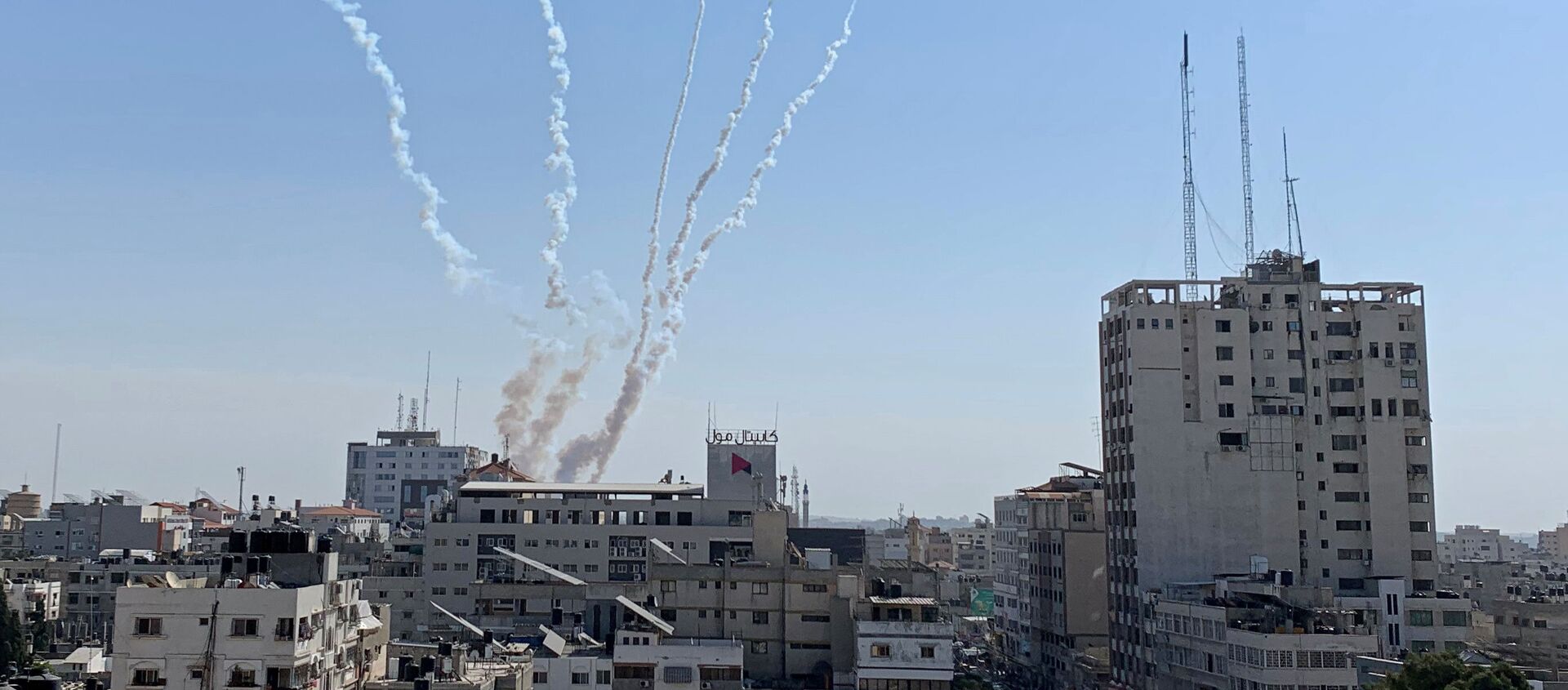 دخان ناتج عن صواريخ أطلقت من غزة تجاه إسرائيل - سبوتنيك عربي, 1920, 11.05.2021