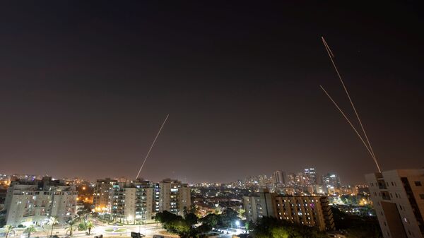 القبة الحديدية تطلق صواريخ اعتراضية أثناء إطلاق الصواريخ من غزة باتجاه إسرائيل بمدينة عسقلان - سبوتنيك عربي