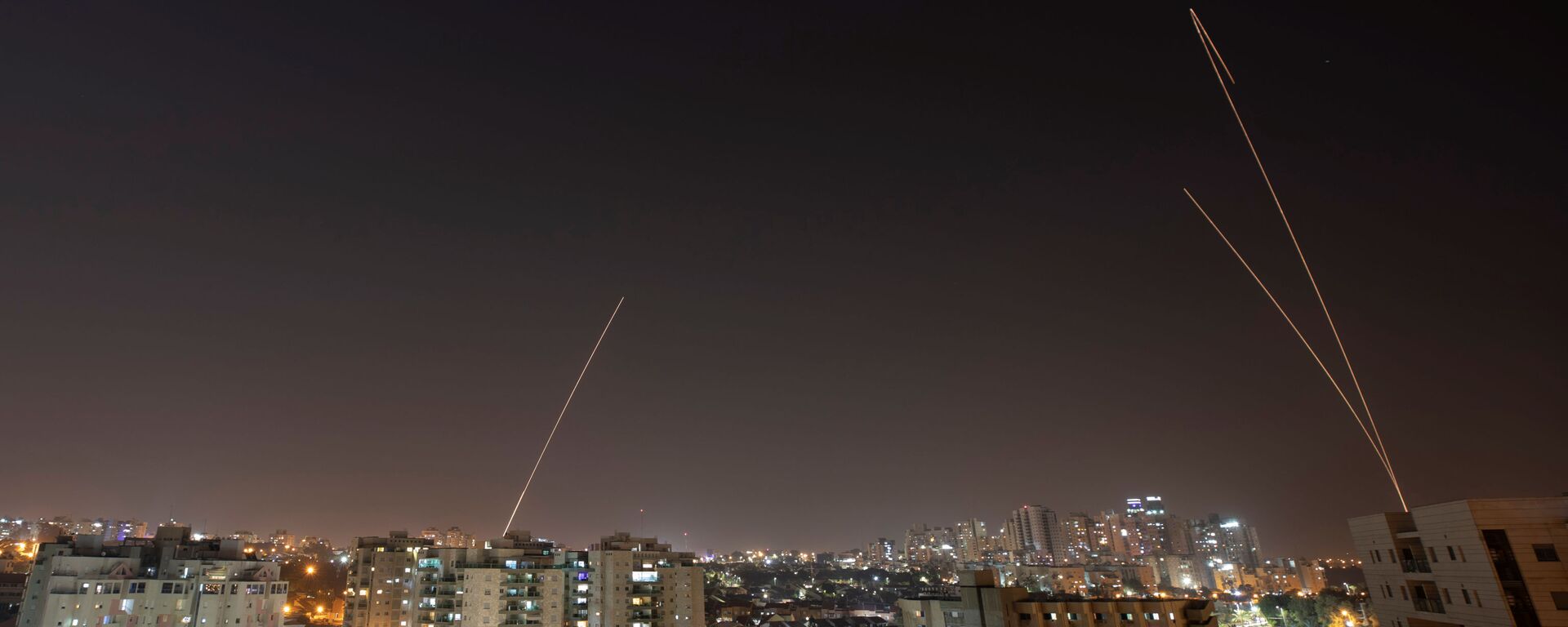 القبة الحديدية تطلق صواريخ اعتراضية أثناء إطلاق الصواريخ من غزة باتجاه إسرائيل بمدينة عسقلان - سبوتنيك عربي, 1920, 17.03.2022