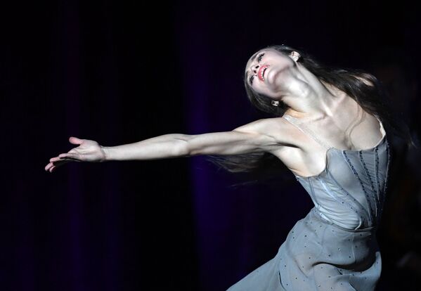 راقصة باليه يكاتيرينا شيبولينا خلال حفل أقيم على شرف الفنانة السوفيتية الشعبية، الملحنة ألكسندرا باخموتوفا على مسرح بولشوي (المسرح الكبير) في موسكو - سبوتنيك عربي