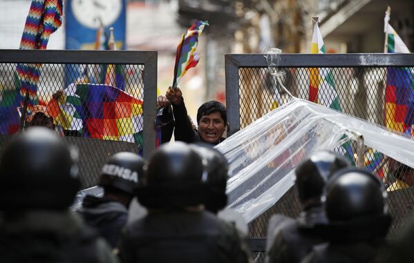 عناصر الشرطة تغلق الطريق على أنصار الرئيس السابق يفو موراليس بالقرب من مبنى الكونغرس في لاباز، بوليفيا 12 نوفمبر 2019 - سبوتنيك عربي