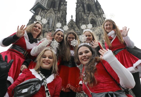 فتيات يلتقطن صورة جماعية على خلفية كاتدرائية كولونيا خلال مراسم انطلاق موسم المهرجانات الاحتفالية في كولونيا، ألمانيا 11 نوفمبر 2019 - سبوتنيك عربي