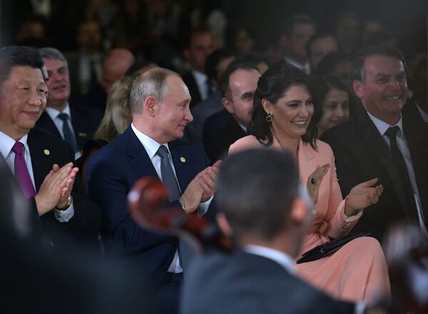 الرئيس الروسي فلاديمير بوتين أثناء حفل افتتاحي للقادة بمناسبة إنطلاق فعاليات قمة بريكس في البرازيل، 13 نوفمبر 2019 - سبوتنيك عربي