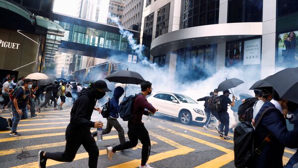 شرطة الشغب تفرق المتظاهرين في هونغ كونغ، الصين 11 نوفمبر 2019 - سبوتنيك عربي