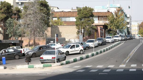 طابور سيارات في محطة بنزين بعد ارتفاع سعر الوقود في طهران - سبوتنيك عربي