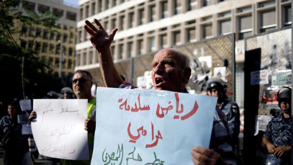 أحد المحتجين يردد شعارات في مظاهرة خارج البنك المركزي اللبناني خلال الاحتجاجات المستمرة المناهضة للحكومة في بيروت - سبوتنيك عربي