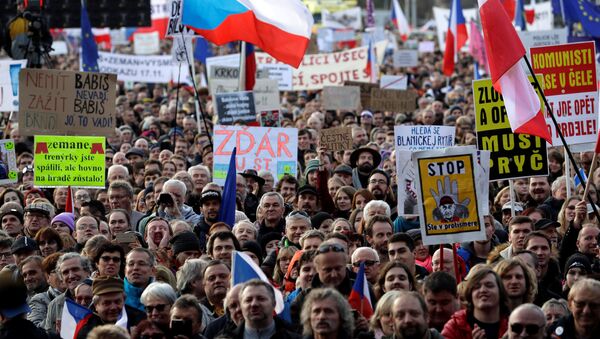 احتجاج ضد الحكومة في براغ، التشيك، 16 نوفمبر/تشرين الثاني 2019 - سبوتنيك عربي