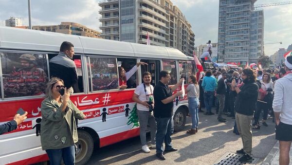 حافلة للثورة تجوب المناطق اللبنانية واعتراض على توجهها جنوباً - سبوتنيك عربي