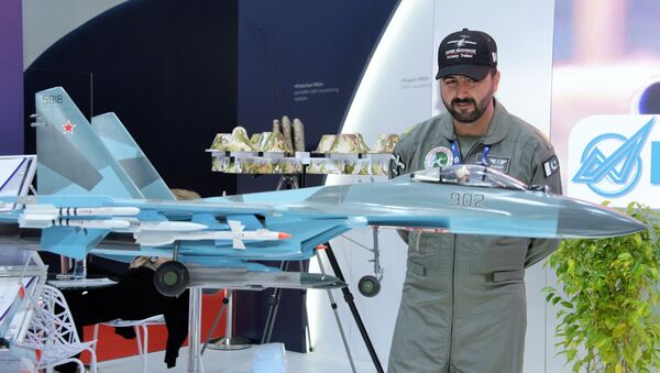 نموذج المقاتلة سو-35 متعددة المهام في معرض دبي للطيران لعام 2019، 17 نوفمبر 2019 - سبوتنيك عربي