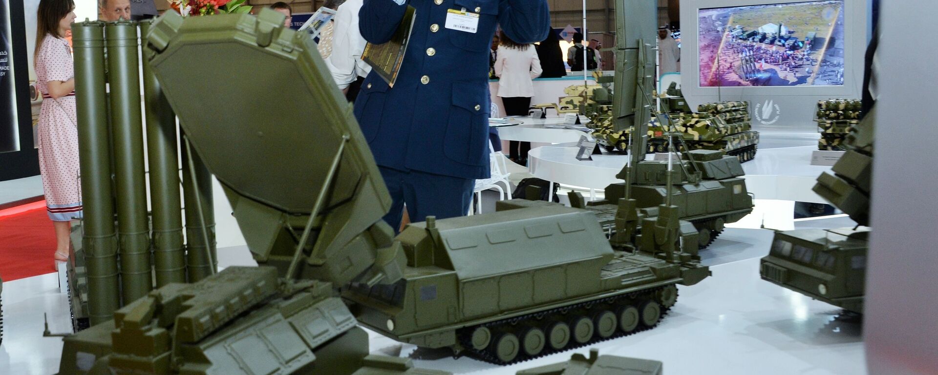 زائر يتفقد نماذج التقنيات العسكرية الجديدة في الجناح الروسي روس أوبورون إكسبوت في معرض دبي  للطيران لعام 2019، 17 نوفمبر 2019 - سبوتنيك عربي, 1920, 16.11.2021