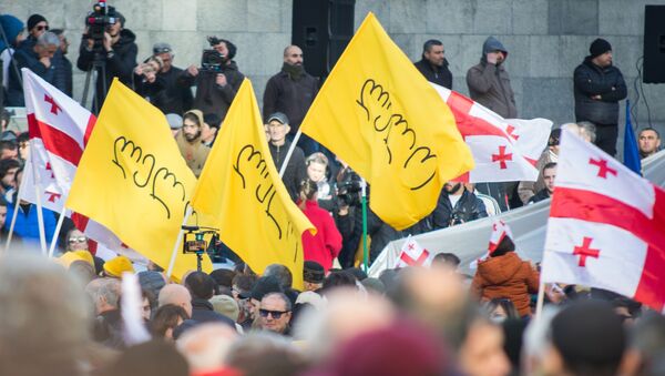 تظاهرات أمام البرلمان في العاصمة الجورجية تبيلّيسي، للمطالبة بإجراء انتخابات مبكرة، جورجيا 19 نوفمبر 2019 - سبوتنيك عربي