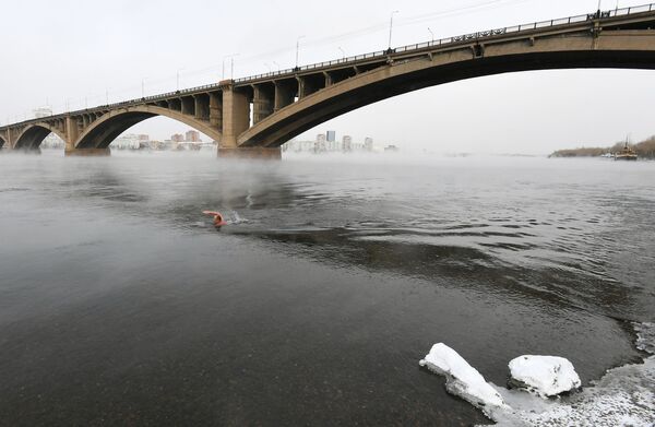 التدريب والتحضير للمسابقة الشتوية للسباحة في مياه النهر لأعضاء مركز ميغابولوس للسباحة الباردة في نهر ينيسي في درجة حرارة الهواء أقل من 20 درجة تحت الصفر في كراسنويارسك الروسية - سبوتنيك عربي