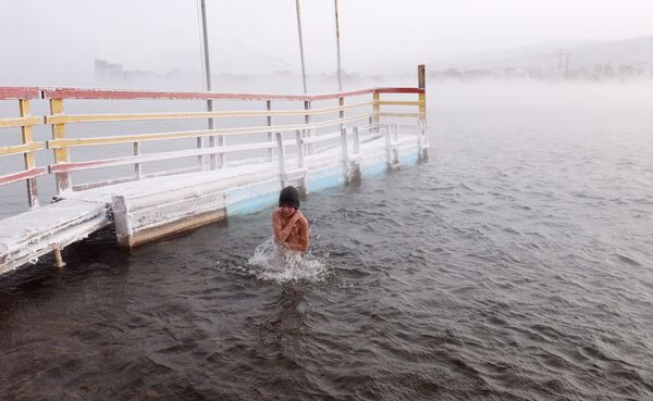 التدريب والتحضير للمسابقة الشتوية للسباحة في مياه النهر لأعضاء مركز ميغابولوس للسباحة الباردة في نهر ينيسي في درجة حرارة الهواء أقل من 20 درجة تحت الصفر في كراسنويارسك الروسية - سبوتنيك عربي