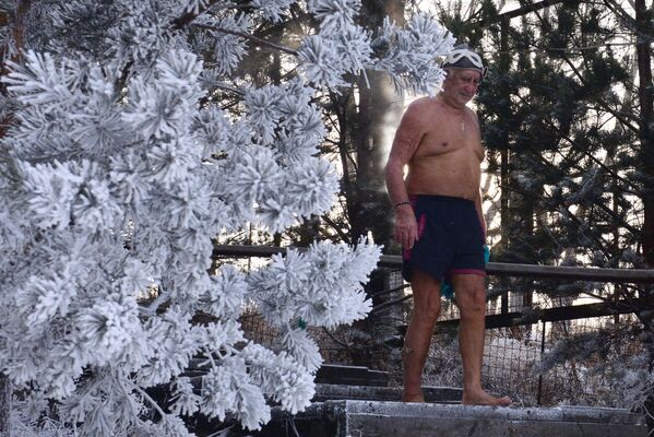 التدريب والتحضير للمسابقة الشتوية للسباحة في مياه النهر لأعضاء نادي ميغابولوس للسباحة الباردة في نهر ينيسي في درجة حرارة الهواء أقل من 20 درجة تحت الصفر في كراسنويارسك الروسية - سبوتنيك عربي
