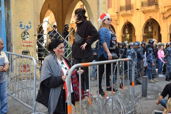 بالفيديو والصور... المحتجون يطوقون مقر البرلمان اللبناني بالفيديو والصور... المحتجون يطوقون مقر البرلمان اللبناني - سبوتنيك عربي