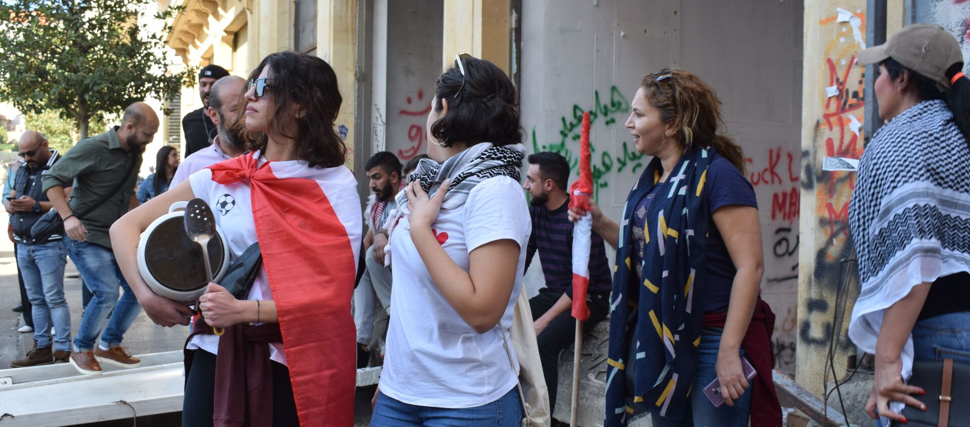 المحتجون يطوقون مقر البرلمان اللبناني في بيروت، لبنان 19 نوفمبر 2019 - سبوتنيك عربي, 1920, 15.02.2020