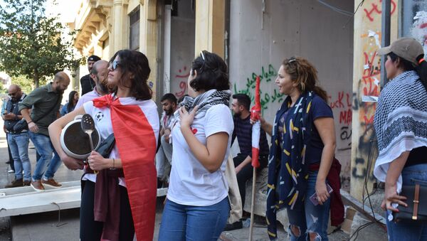 المحتجون يطوقون مقر البرلمان اللبناني في بيروت، لبنان 19 نوفمبر 2019 - سبوتنيك عربي