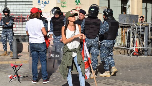 المحتجون يطوقون مقر البرلمان اللبناني في بيروت، لبنان 19 نوفمبر 2019 - سبوتنيك عربي